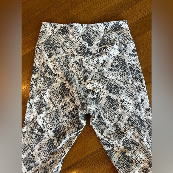 PINK Victoria’s Secret, snakeskin, pattern, leggings, size large very good cond - Picture 11 of 11